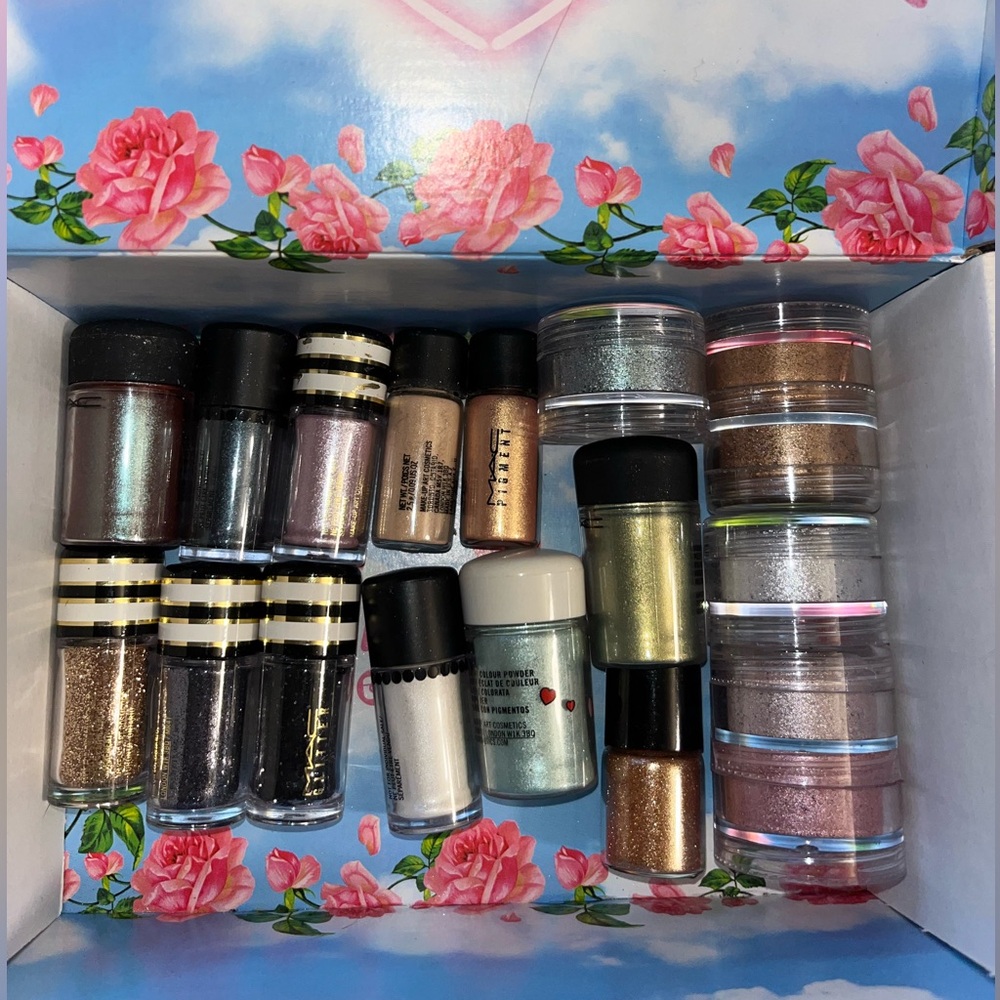 NWOT MAC Cosmetics pigments and glitters